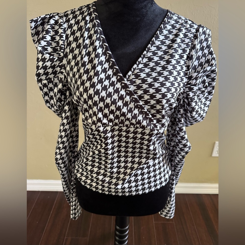Houndstooth V Neck Puff Sleeves Top